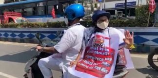ममता बनर्जी का अनोखा प्रदर्शन, पेट्रोल की बढ़ती कीमतों के खिलाफ स्कूटर पर बैठ गले में लटकाया एलपीजी सिलिंडर! ममता बनर्जी