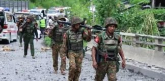 म्यांमार में तख्तापलट के बाद सेना के खिलाफ जनता में बढ़ा आक्रोश म्यांमार में तख्तापलट