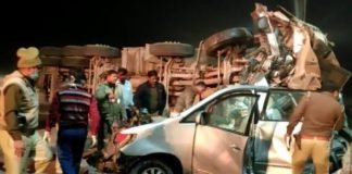 यमुना एक्सप्रेस-वे पर बड़ा हादसा, डिवाइडर तोड़ कार पर पलटा टैंकर, 7 की मौत बड़ा हादसा