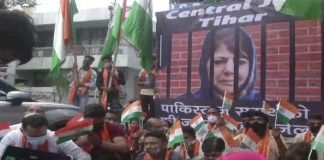 जम्मू-कश्मीर में महबूबा के खिलाफ प्रदर्शन, जेल भेजने की मांग महबूबा मुफ्ती