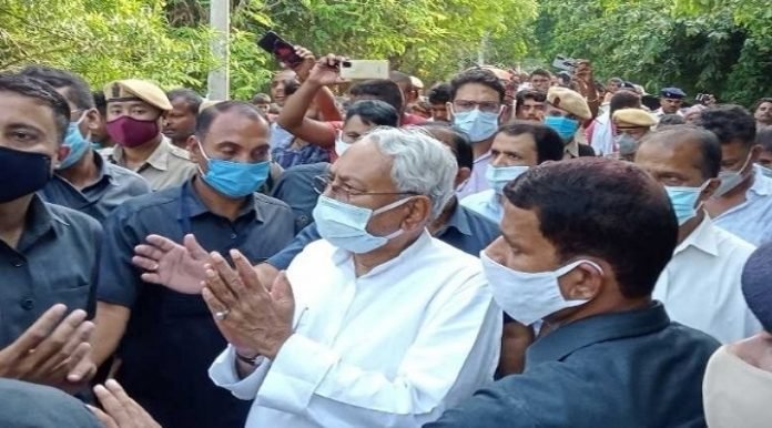 नीतीश कुमार बाढ़ग्रस्त जिलों में पहुंचे नीतीश