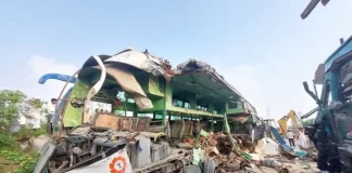 बाराबंकी में बस और ट्रक की भिड़ंत में 9 लोगों की मौत, दिल्ली से बहराइच जा रही थी बस