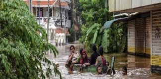 भारत और नेपाल में बारिश से गई 150 से ज्यादा लोगों की जान, पहाड़ी इलाकों में रेल नेटवर्क तबाह भारत में भारी बारिश