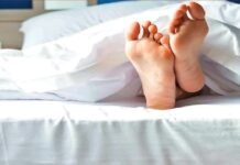 Sleeping Vastu Tips: दक्षिण दिशा में पैर रखकर सोने से क्या होता है?